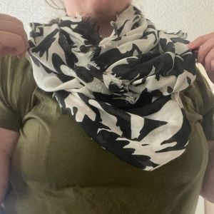 No label. Black and white infinity scarf